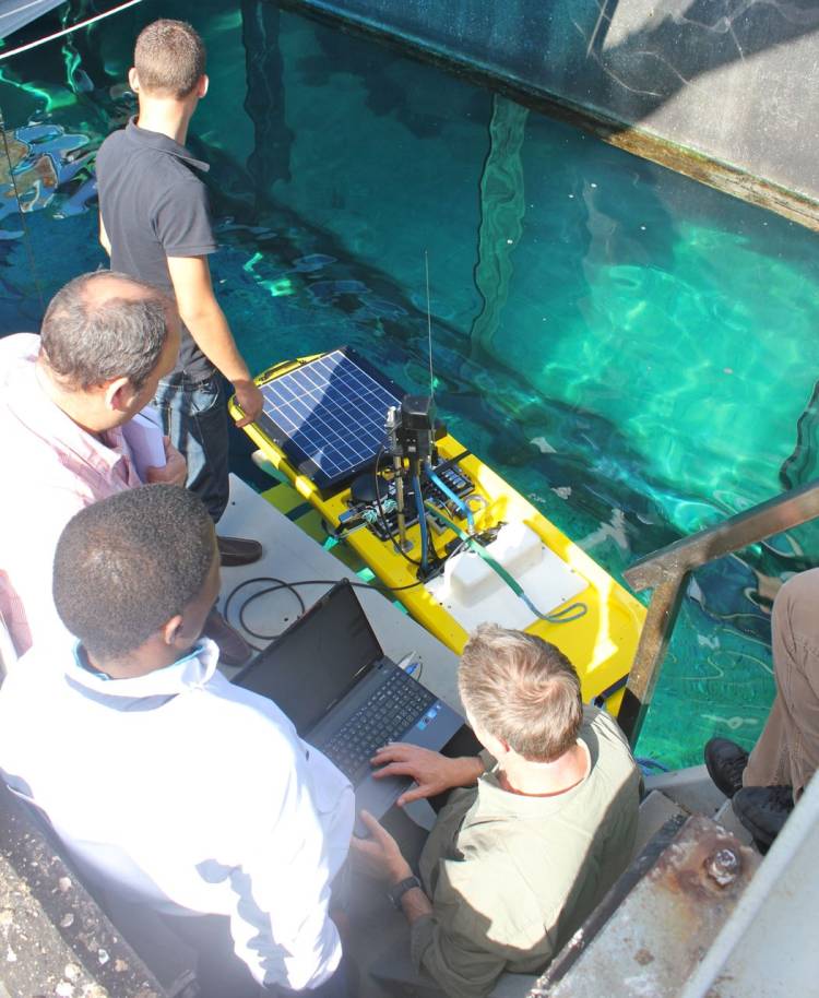 wave glider ocean glider autonomous marine robot robotics two oceans aquarium cape town south africa southern ocean